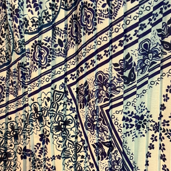 Pleated flowy top from H&M. Blue, white, purple. Size S. Button and keyhole. - Picture 3 of 3